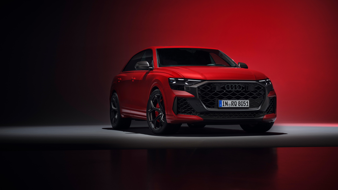 Вид спереди на красный автомобиль Audi RS Q8 performance 2024 года