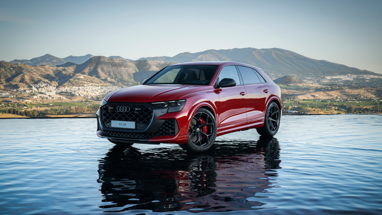 Красный Audi RS Q8 performance 2024 года в воде