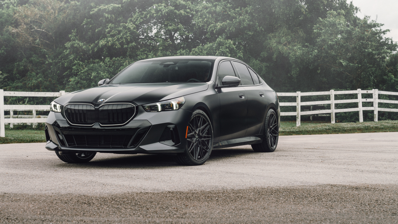 Черный автомобиль BMW 530i Matte