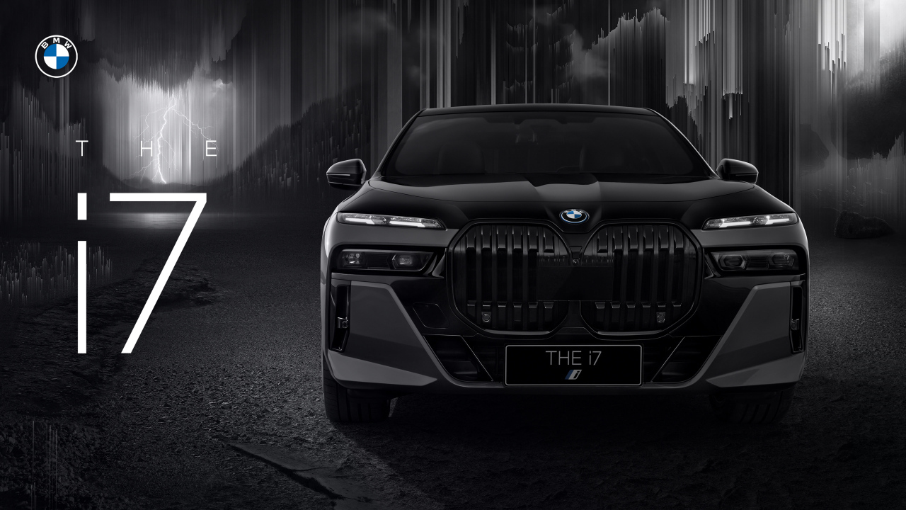 Вид спереди на автомобиль BMW i7