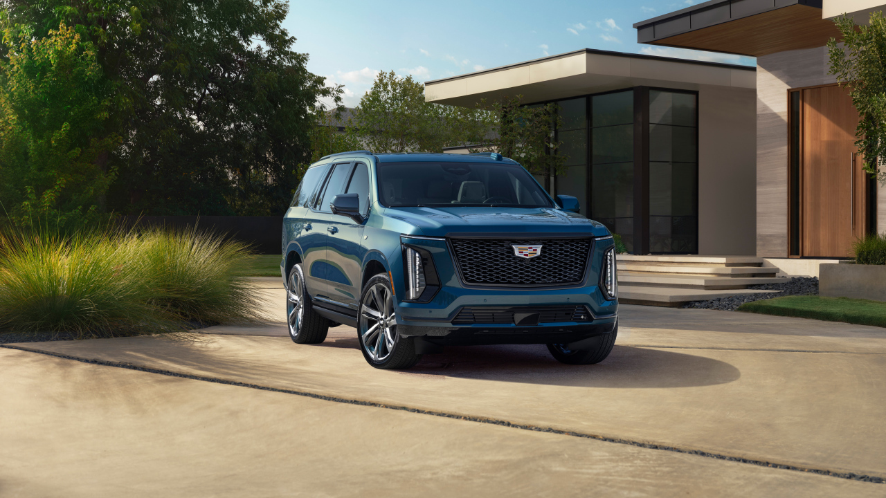 Большой Cadillac Escalade 2025 года вид спереди