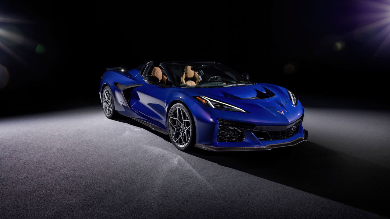 Синий автомобиль Chevrolet Corvette ZR1, 2025 года