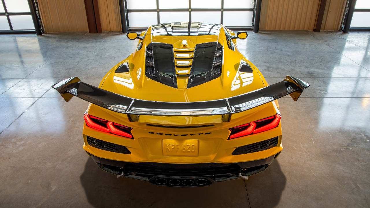 Вид сзади на желтый автомобиль Chevrolet Corvette ZR1 Coupe ZTK Package  2025 года