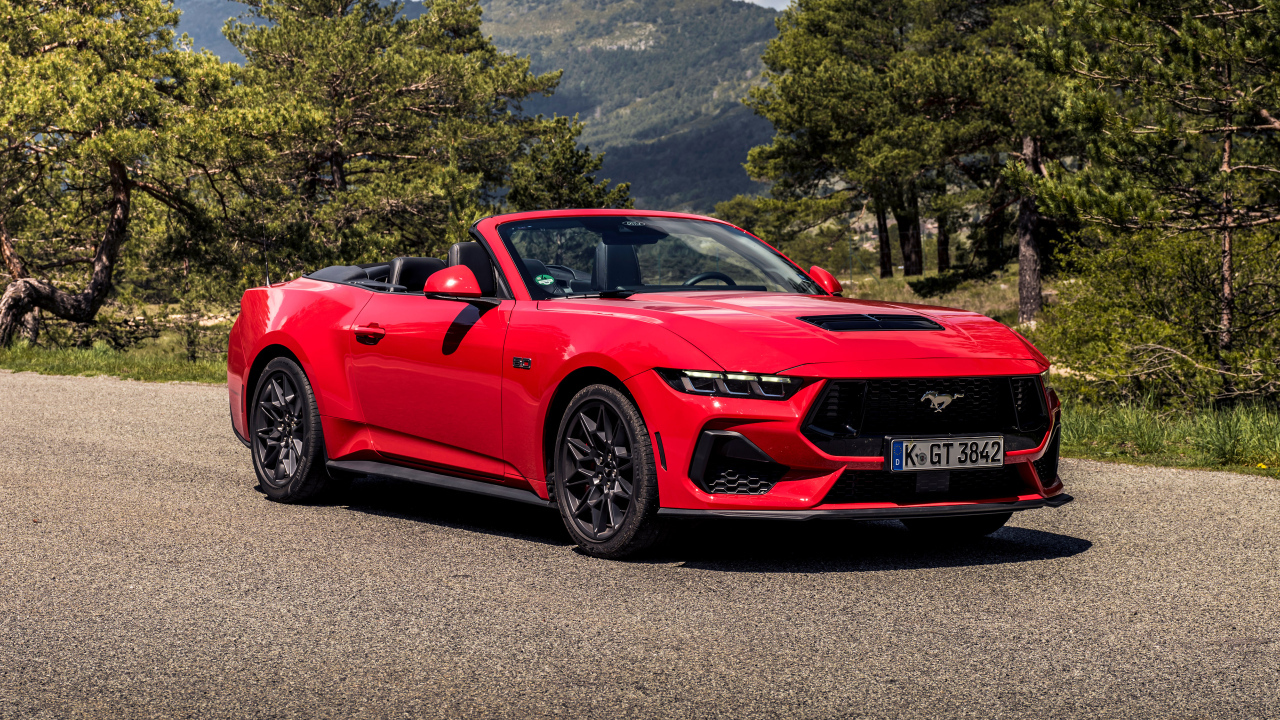 Красный кабриолет Ford Mustang GT Convertible 2024 года