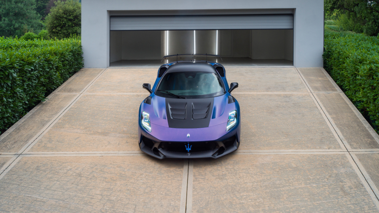 Автомобиль Maserati GT2 Stradale 2024 года у гаража