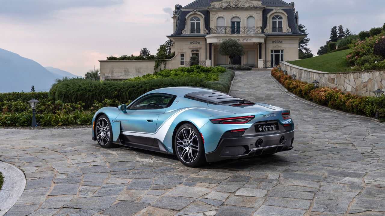 Вид сзади на автомобиль Maserati MC20 Iris 2024 года