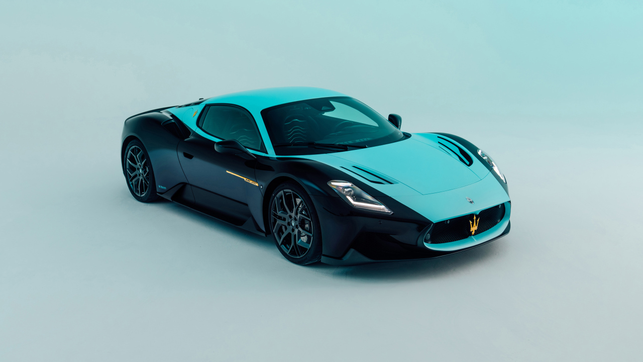 Автомобиль Maserati MC20 Leggenda 2024 года на сером фоне