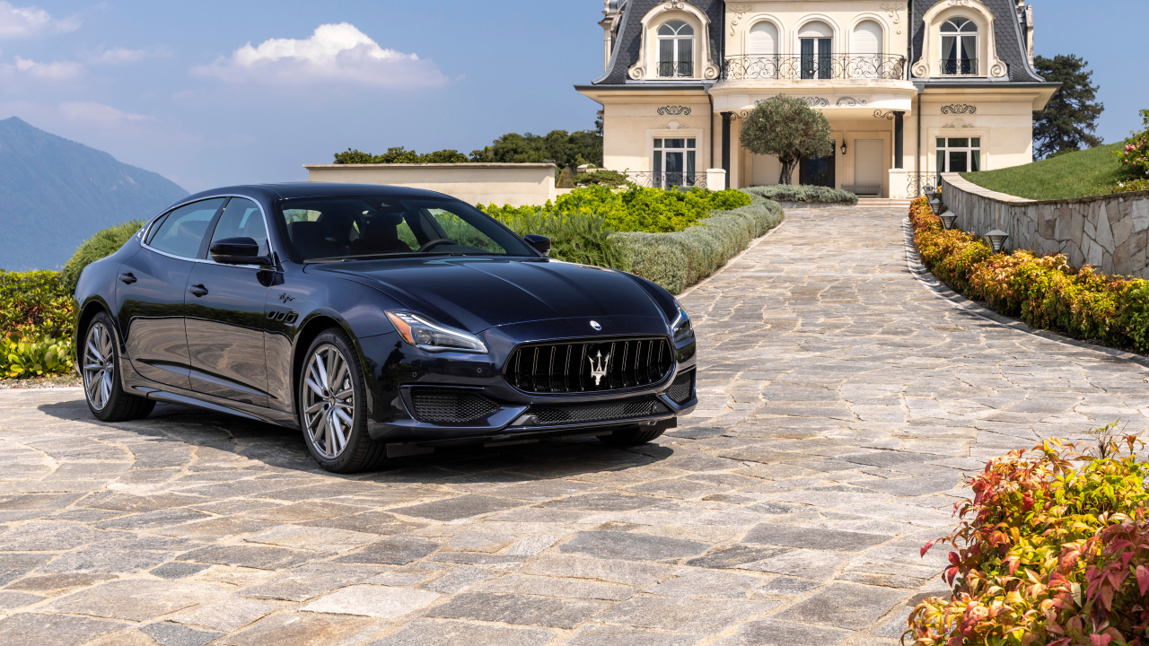 Автомобиль Maserati Quattroporte Grand Finale 2024 года у дома