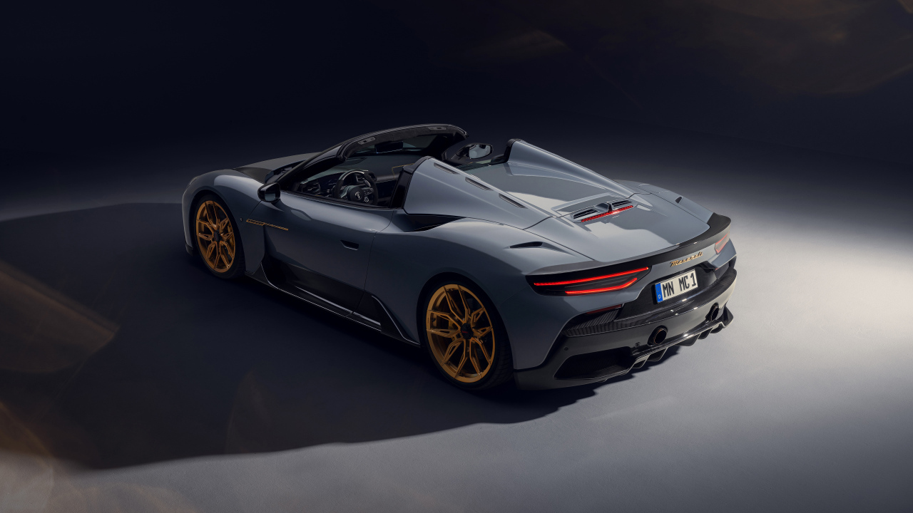 Вид сзади на автомобиль Novitec Maserati MC20 Cielo 2024 года