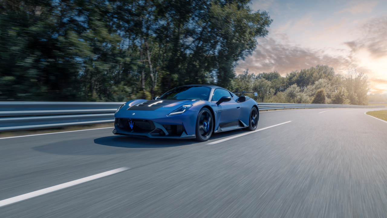 Автомобиль Maserati GT2 Stradale 2024  года на трассе