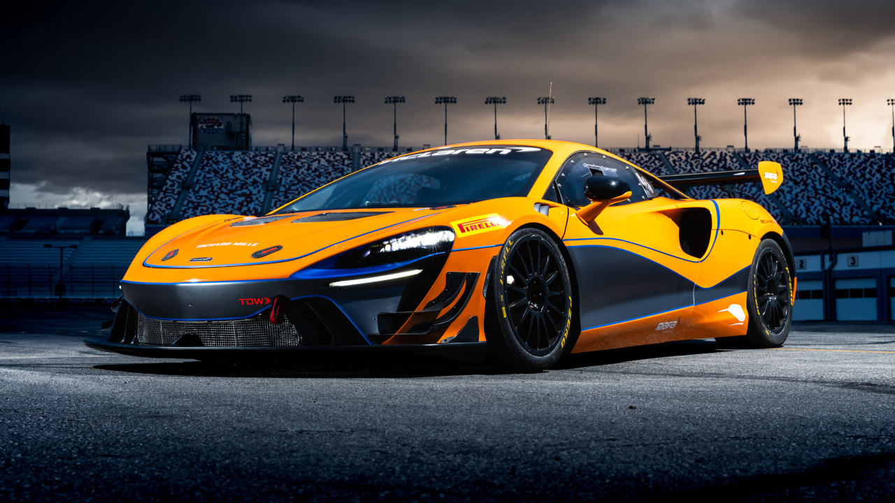 Оранжевый автомобиль McLaren Artura