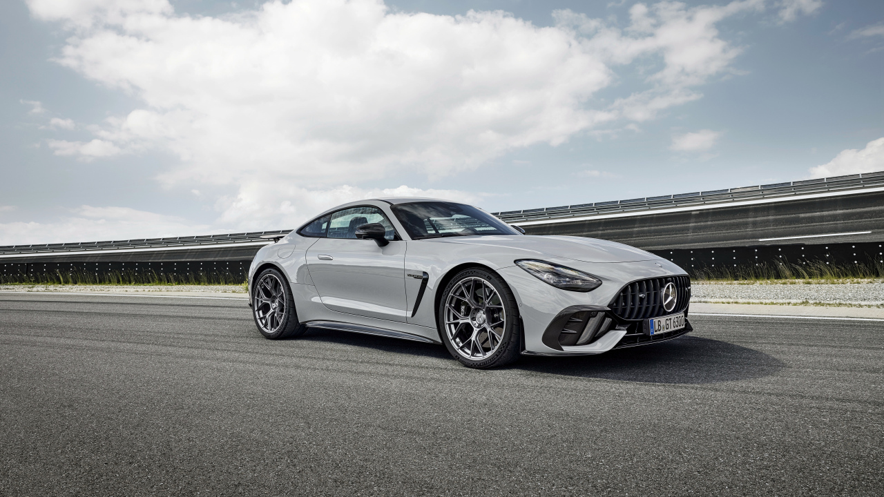 Серый автомобиль Mercedes-AMG GT 63 PRO 4MATIC+ 2024 года