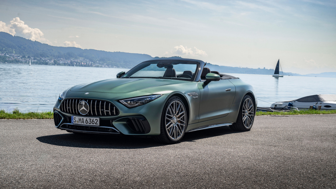 Кабриолет Mercedes-AMG SL 63 S E Performance 2024 года у воды