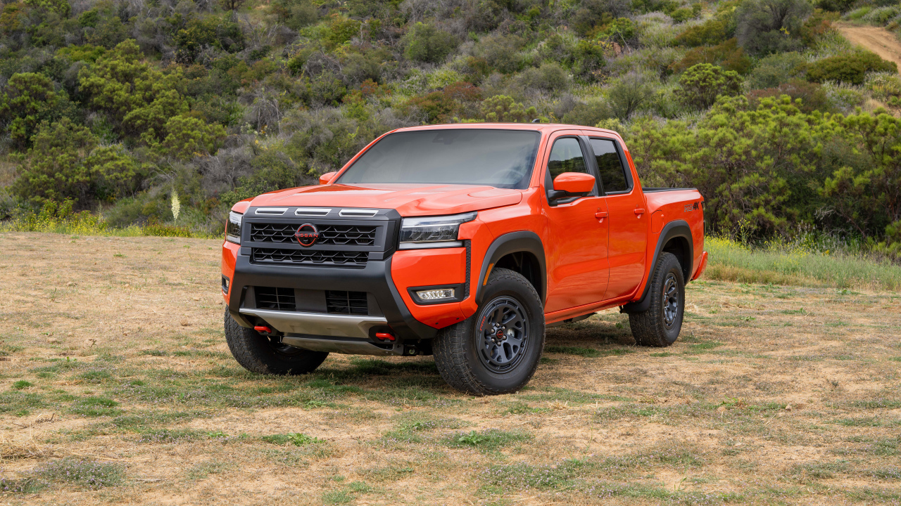 Большой красный пикап Nissan Frontier Pro-4X Crew Cab 2025 года