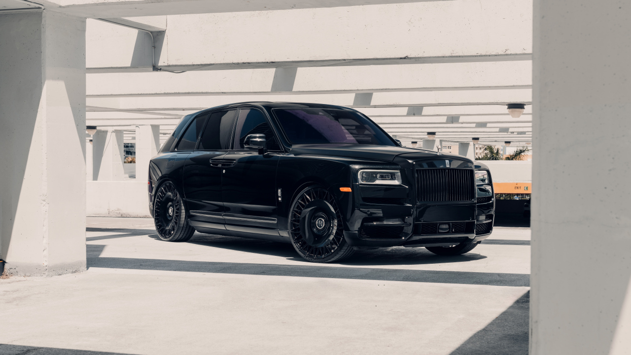 Большой черный Black Rolls-Royce Cullinan