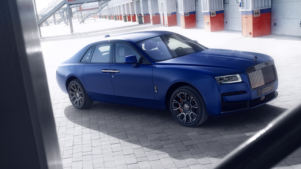 Синий автомобиль Rolls-Royce Black Badge Ghost CGI