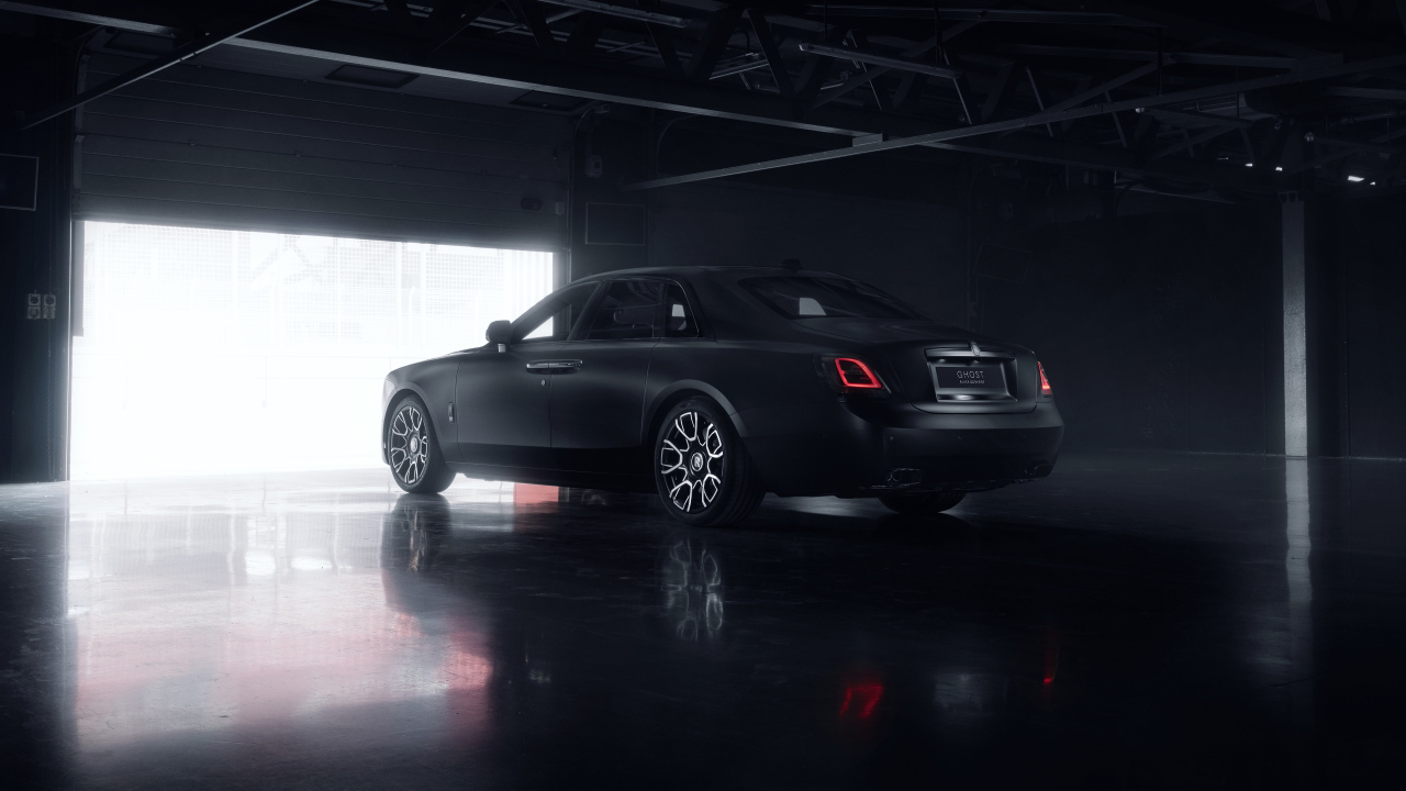 Вид сзади на автомобиль Rolls-Royce Black Badge Ghost