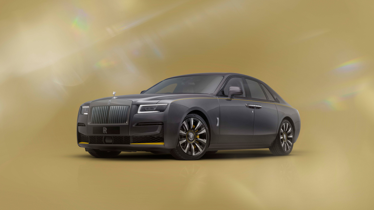 Серый автомобиль Rolls-Royce Ghost Prism Gunmetal
