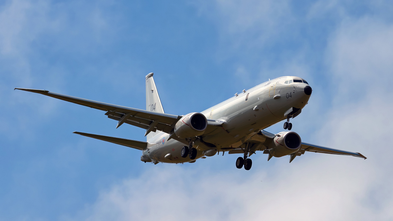 Большой самолет Poseidon ZP804 взлетает