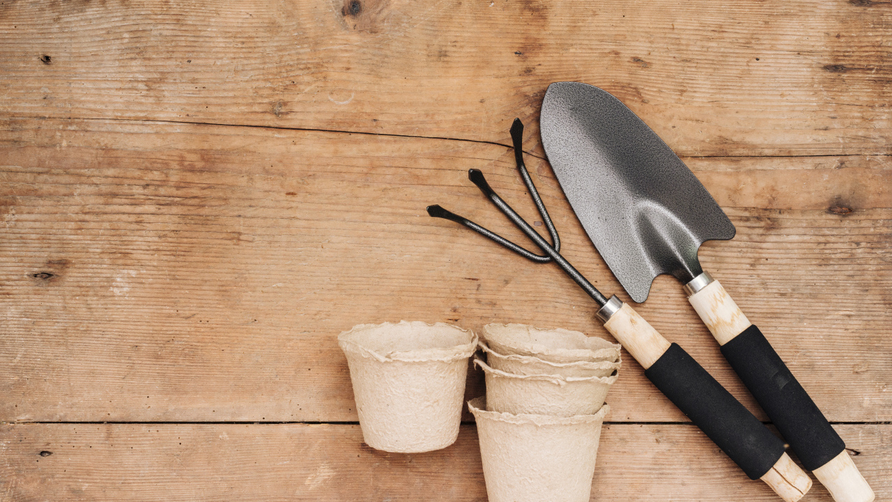 Садовый инвентарь на деревянном столе