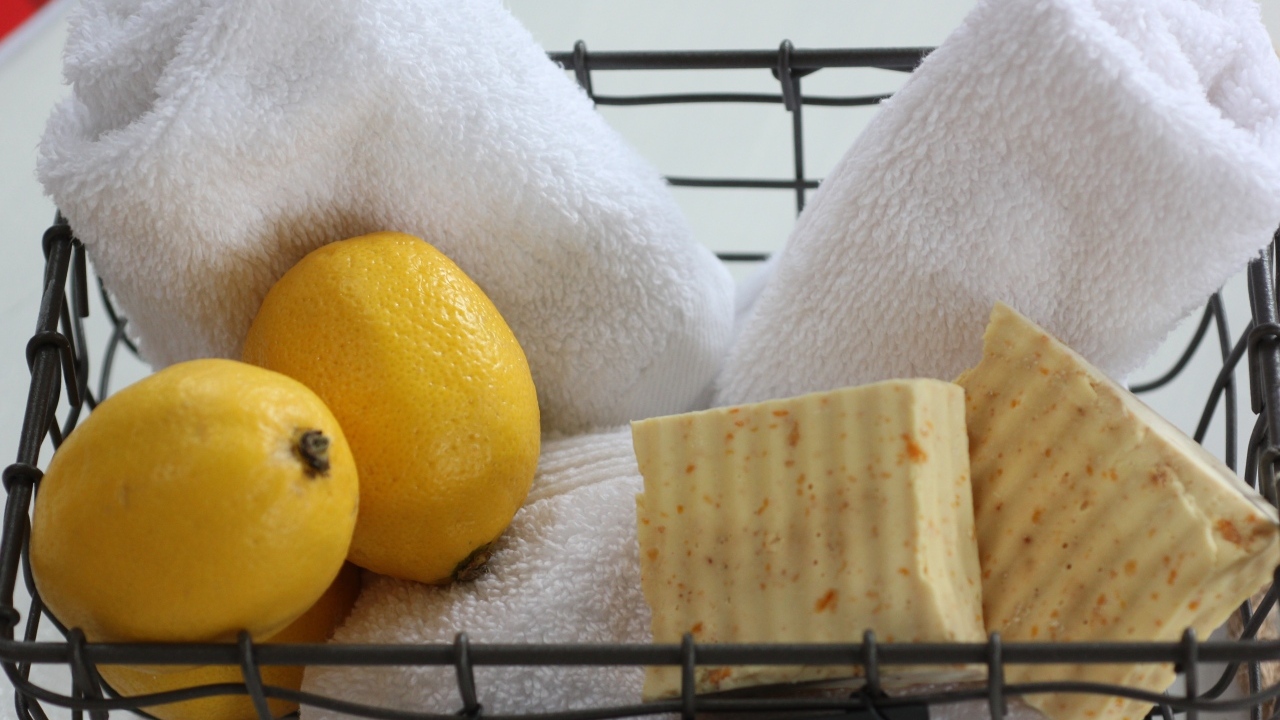 Мыло, лимоны и полотенце в корзине