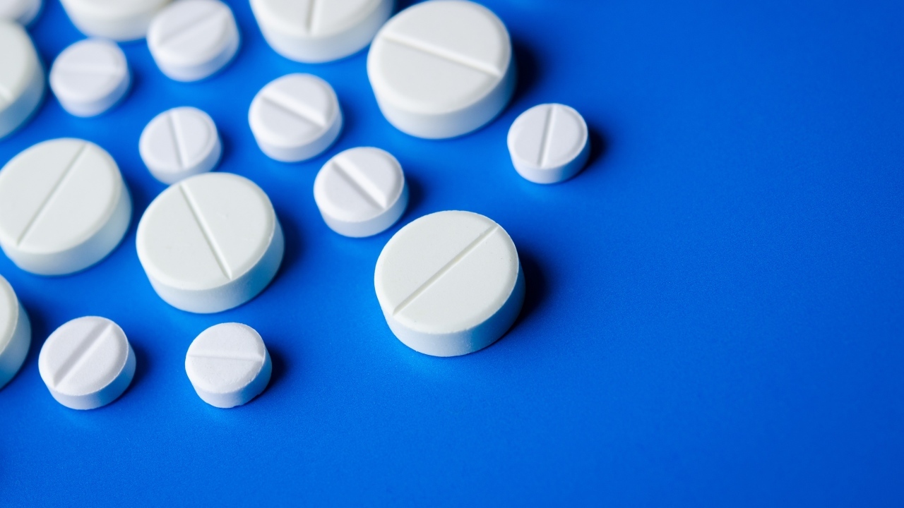 Белые таблетки на синем фоне