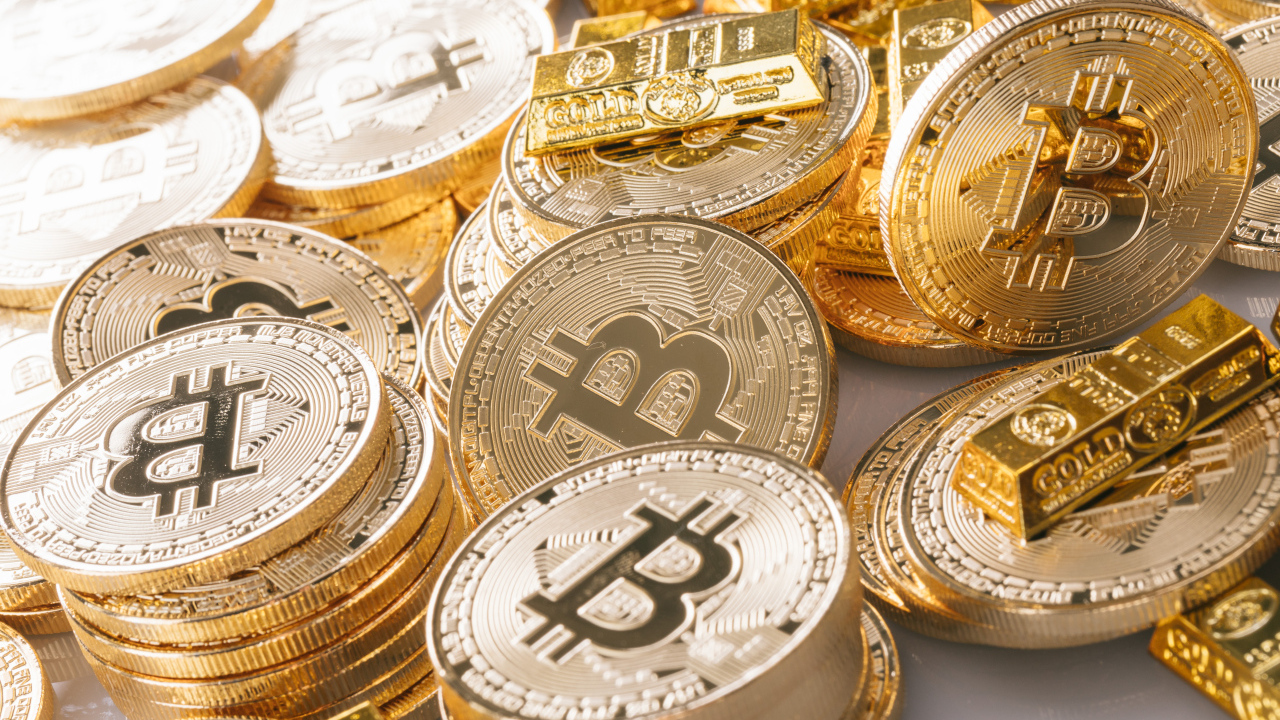 Золотые монеты биткоин со слитками
