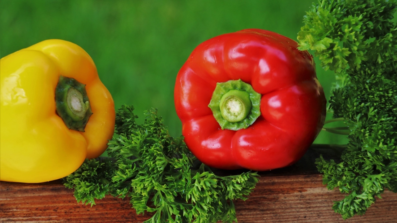 Болгарский перец с зеленью петрушки