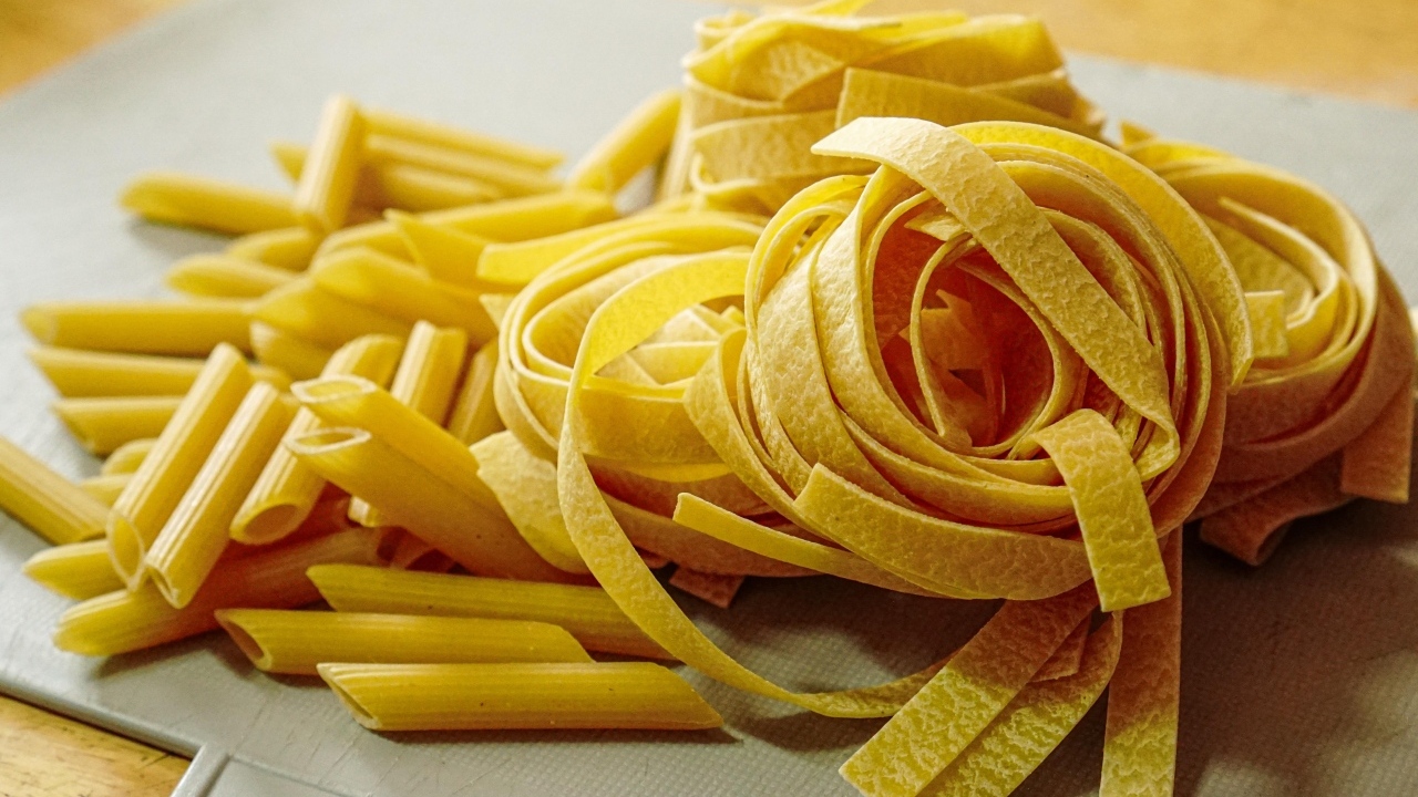 Макароны разных видов на столе