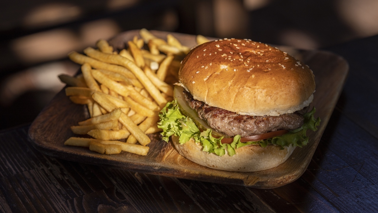 Гамбургер на тарелке с картошкой фри