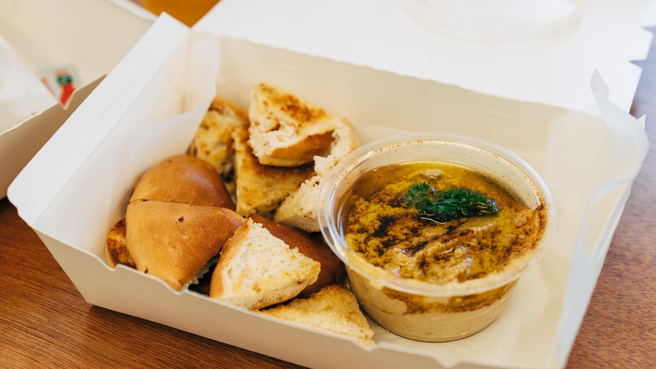 Хумус с хлебом на столе