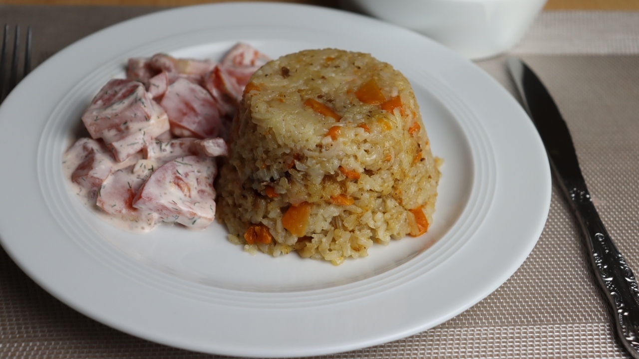 Рис с салатом на большой белой тарелке