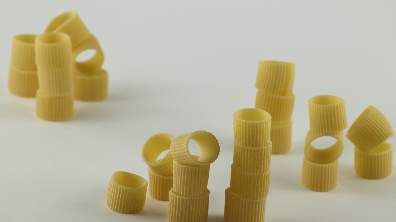 Ригатони на сером фоне