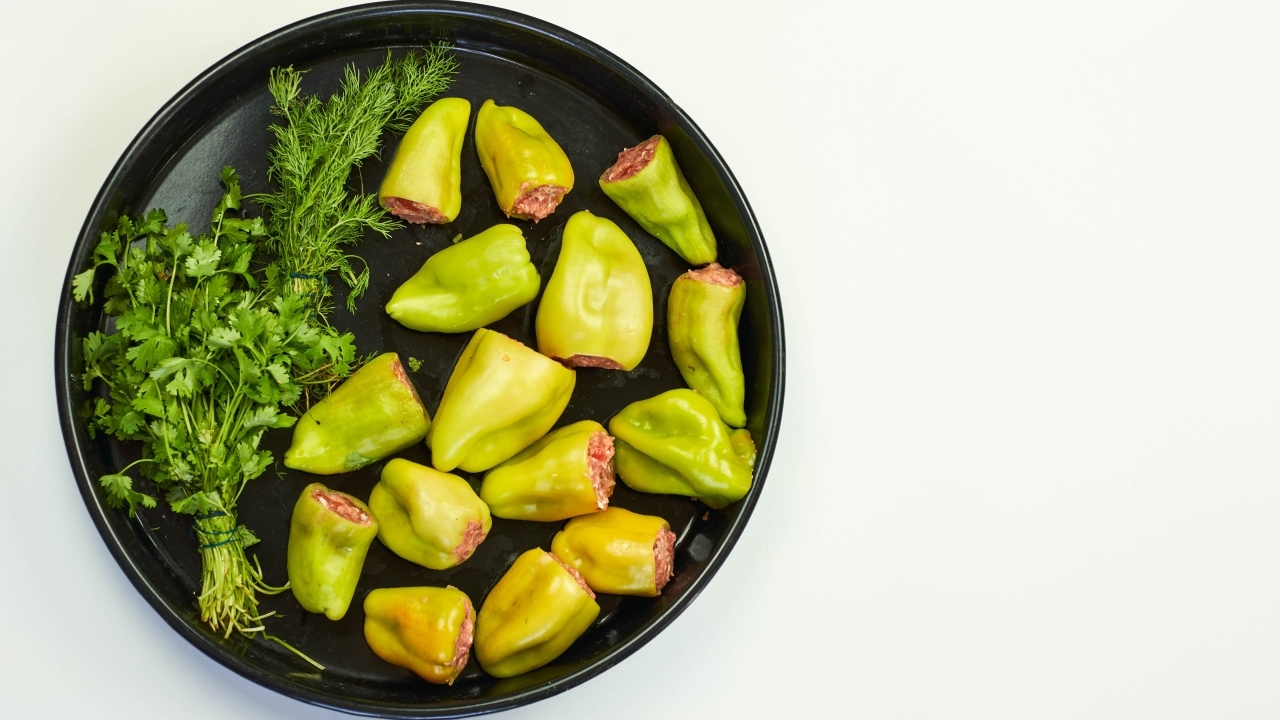 Фаршированный перец на сковороде с петрушкой