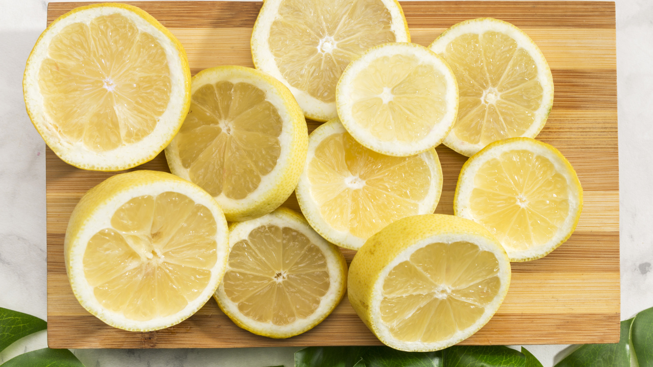 Разделочная доска с нарезанным лимоном