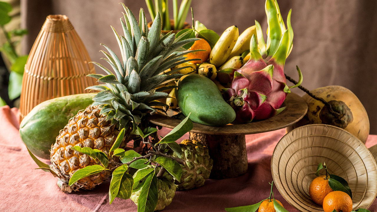 Много вкусных тропических фруктов на столе