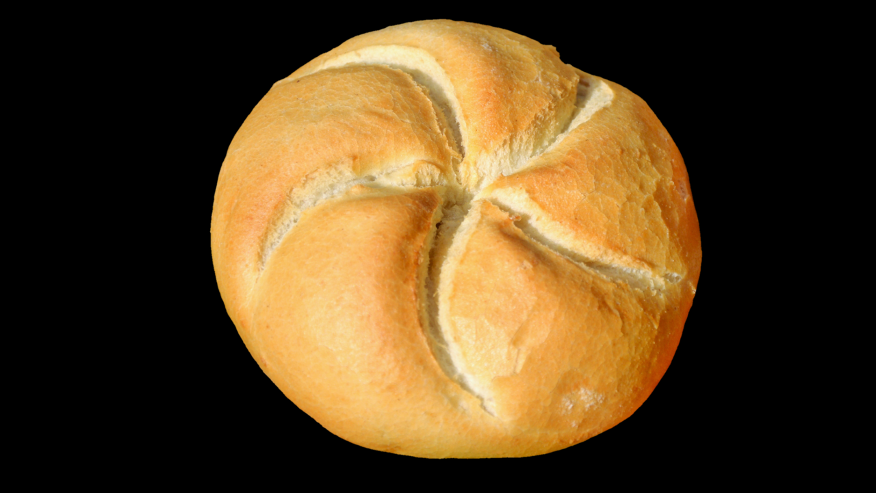 Круглый хлеб на черном фоне