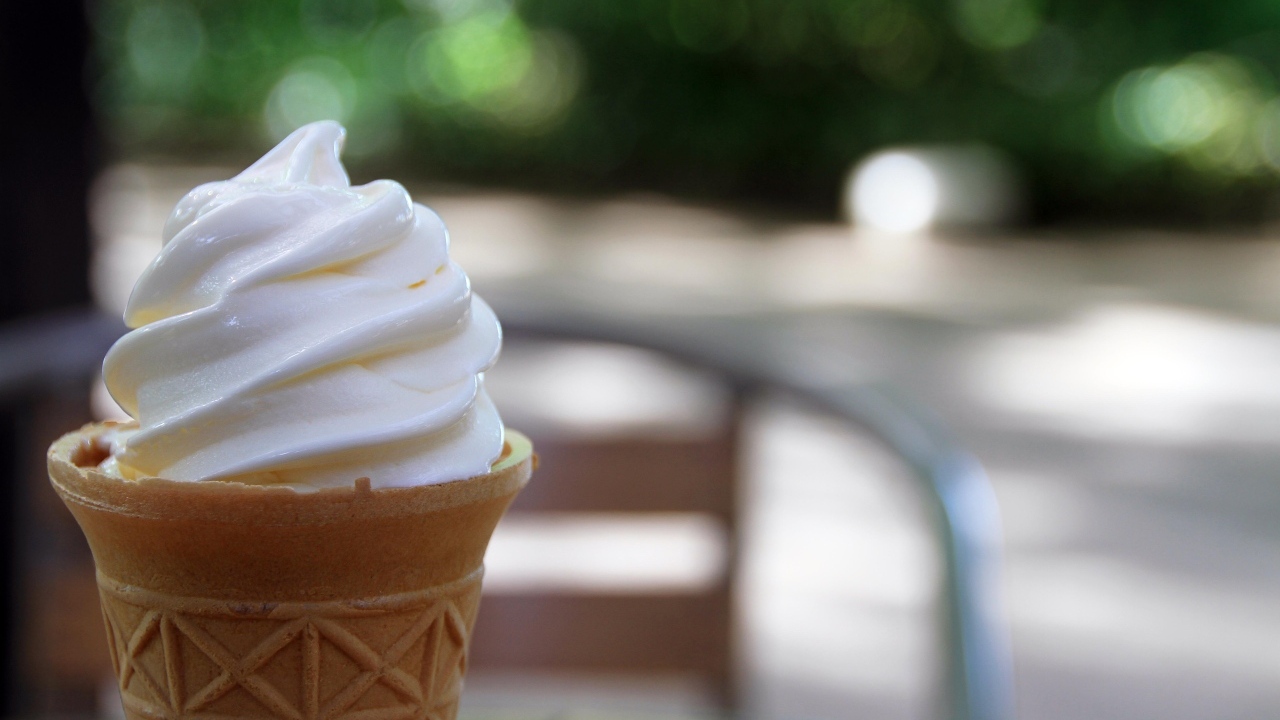 Сливочное мороженое в вафельном стаканчике