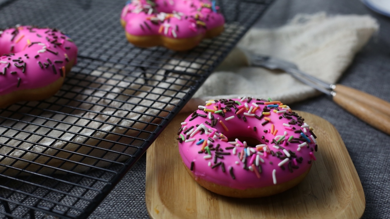 Пончики с розовой глазурью и посыпкой
