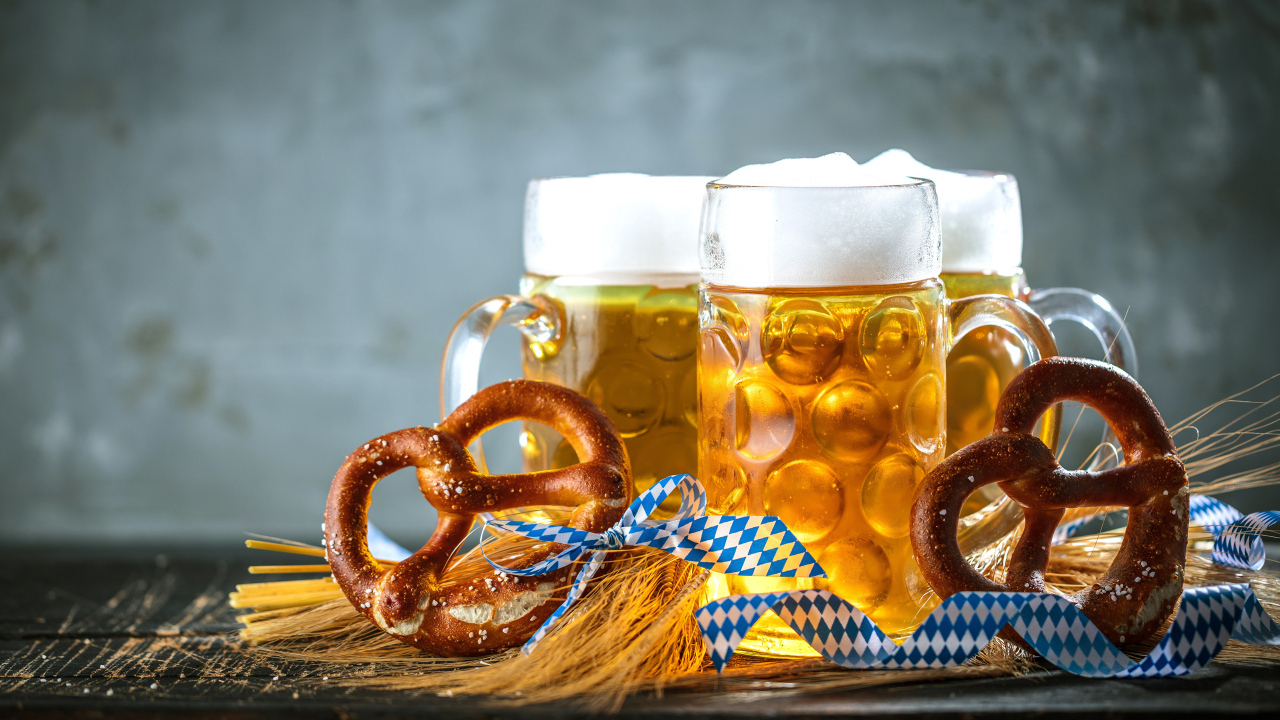 Три бокала пива с кренделями 