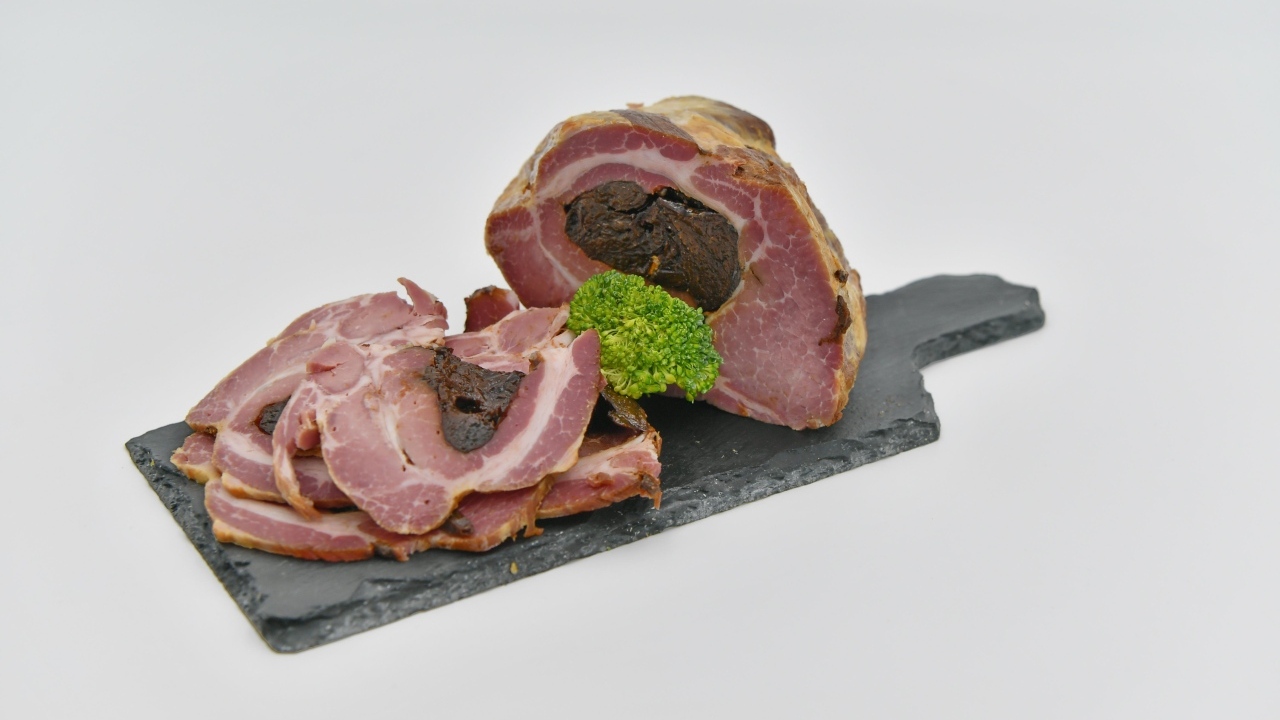 Запеченное мясо с черносливом на сером фоне