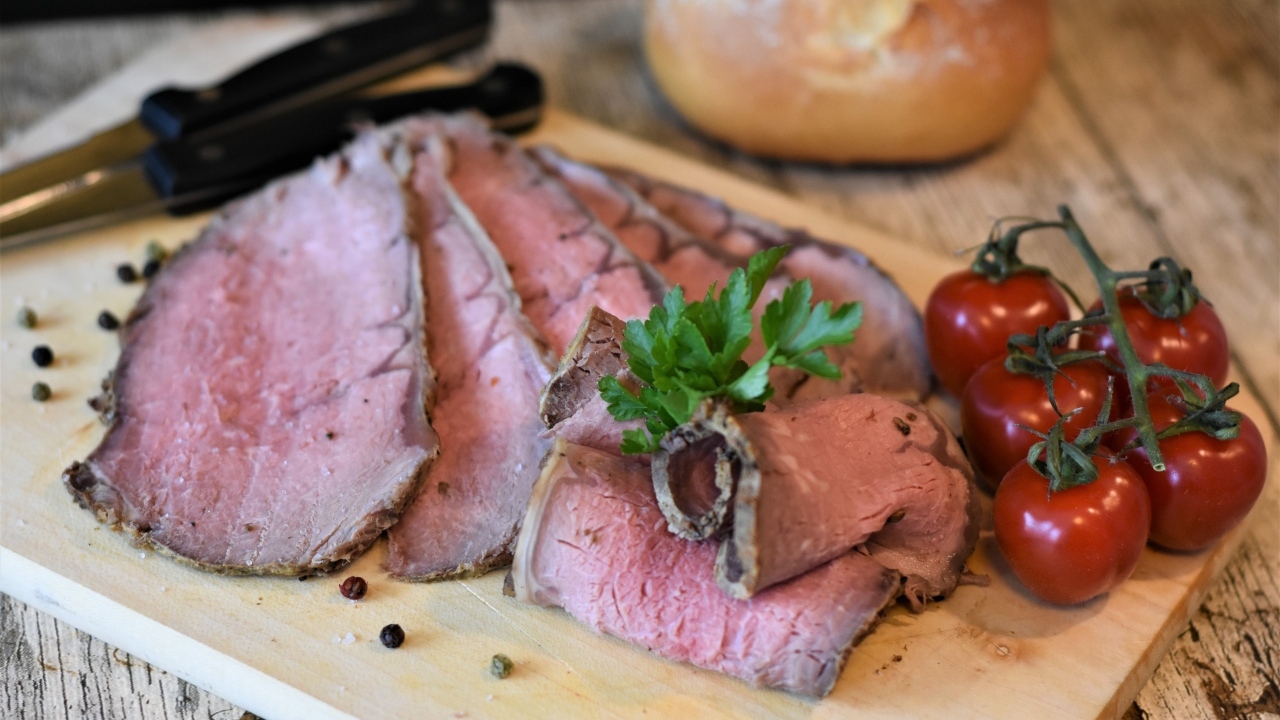 Нарезанная жареная говядина на доске