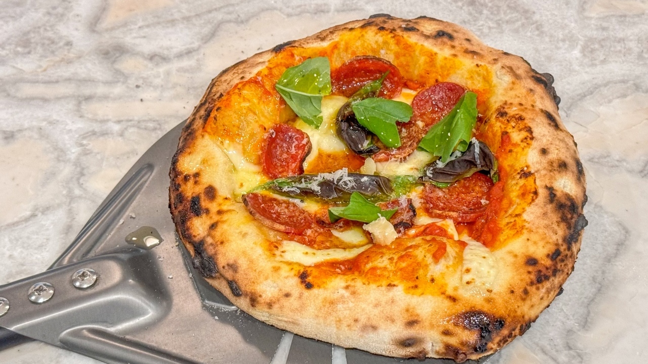 Маленькая пицца на лопате на столе