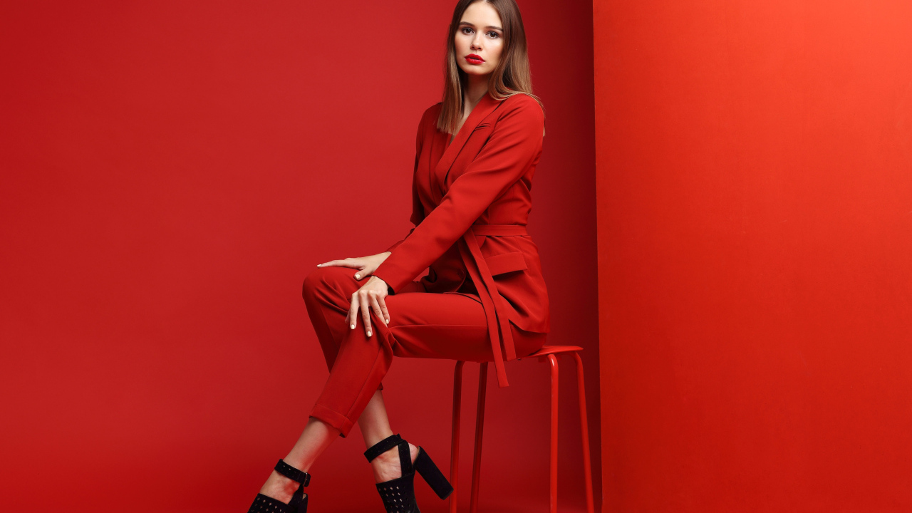 Девушка в красном костюме и черной обуви