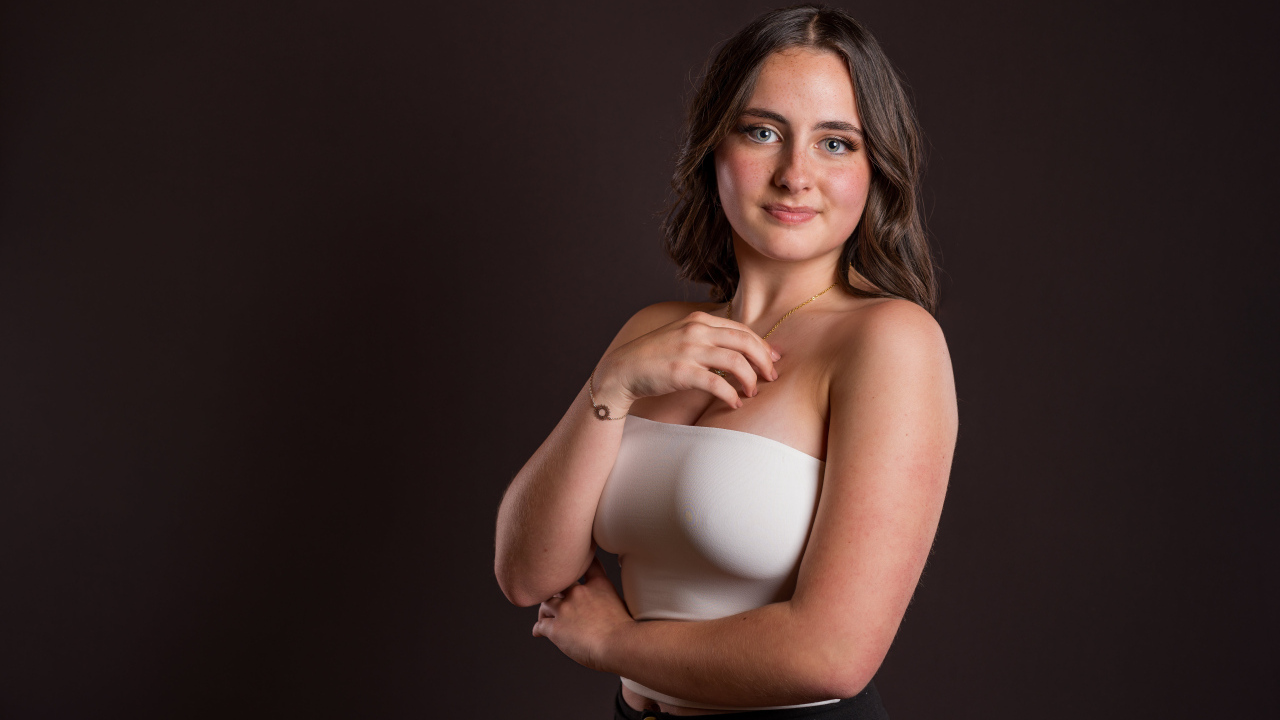 Девушка с голубыми глазами на черном фоне