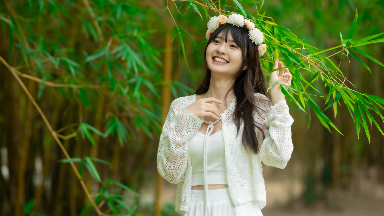 Улыбающаяся азиатка с венком на голове