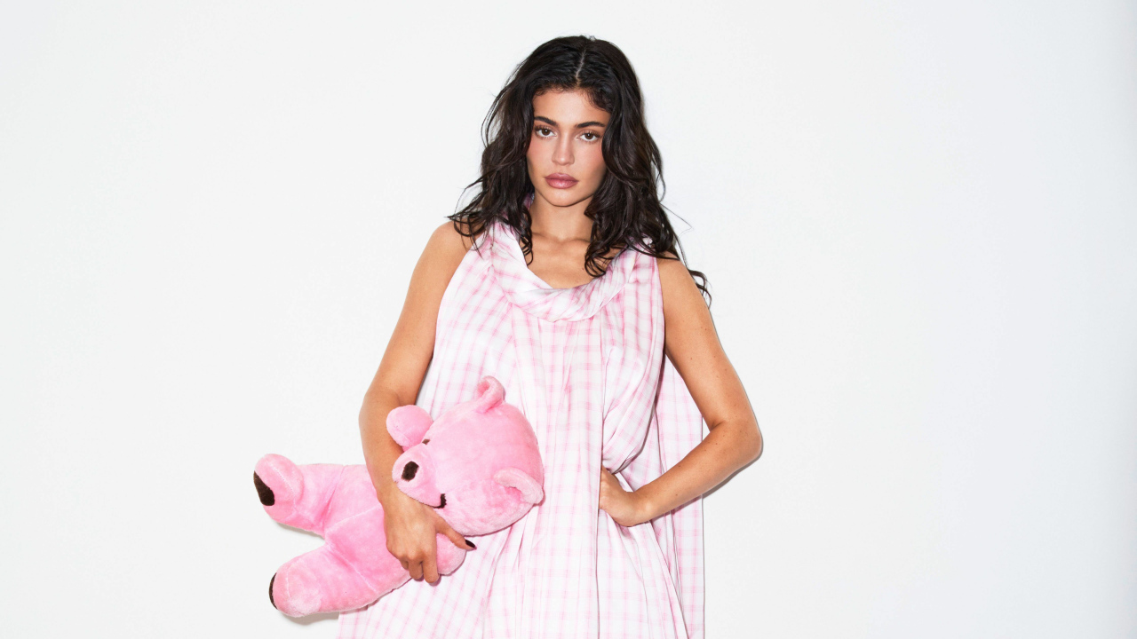 Модель Кайли Дженнер с розовым медведем в руках