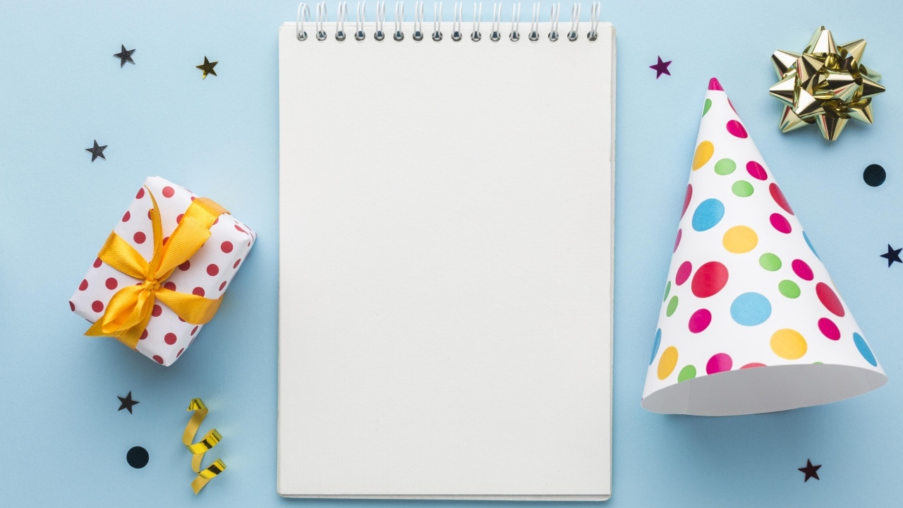 Подарок и колпак с блокнотом на голубом фоне, шаблон открытки