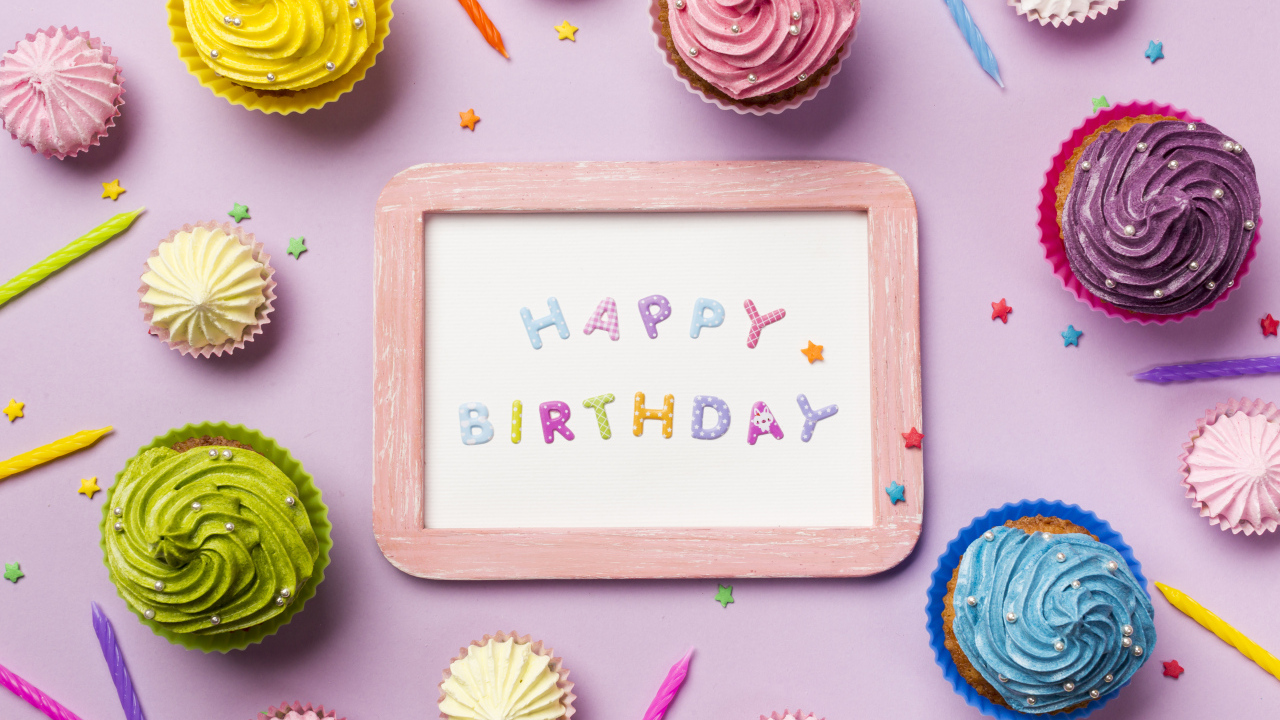 Открытка с днем рождения с кексами и свечами на розовом фоне