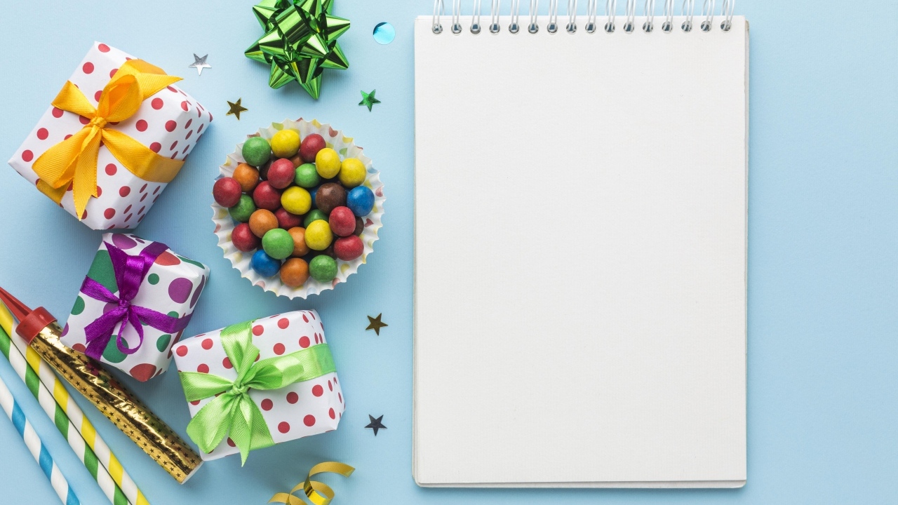 Блокнот с декором на голубом фоне, шаблон открытки на день рождения